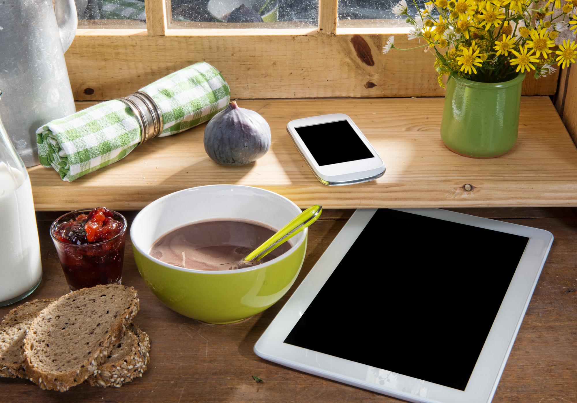 Estudio de cocina con utensilios y tablet mostrando receta