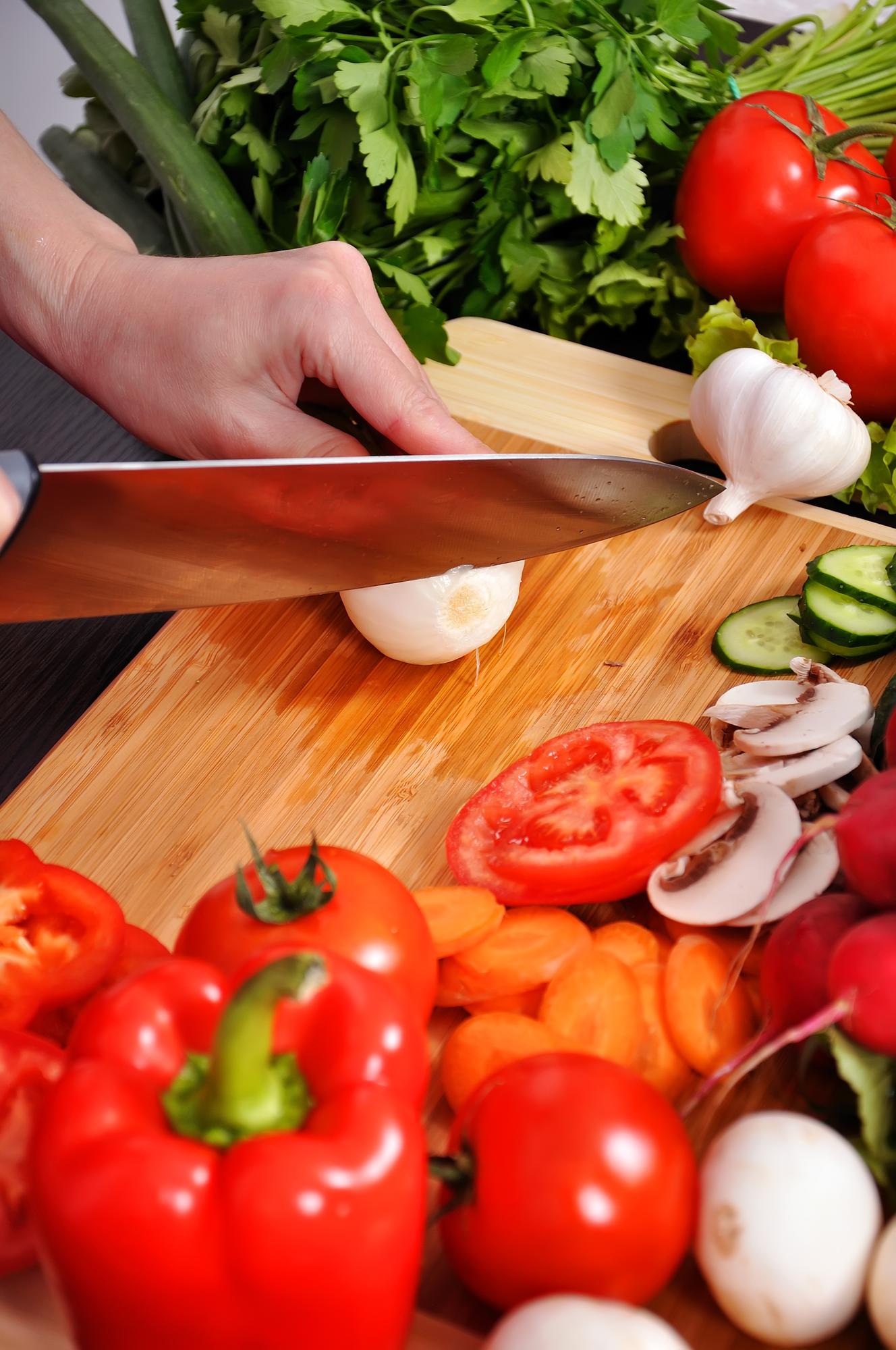 Detalle de manos cortando verduras