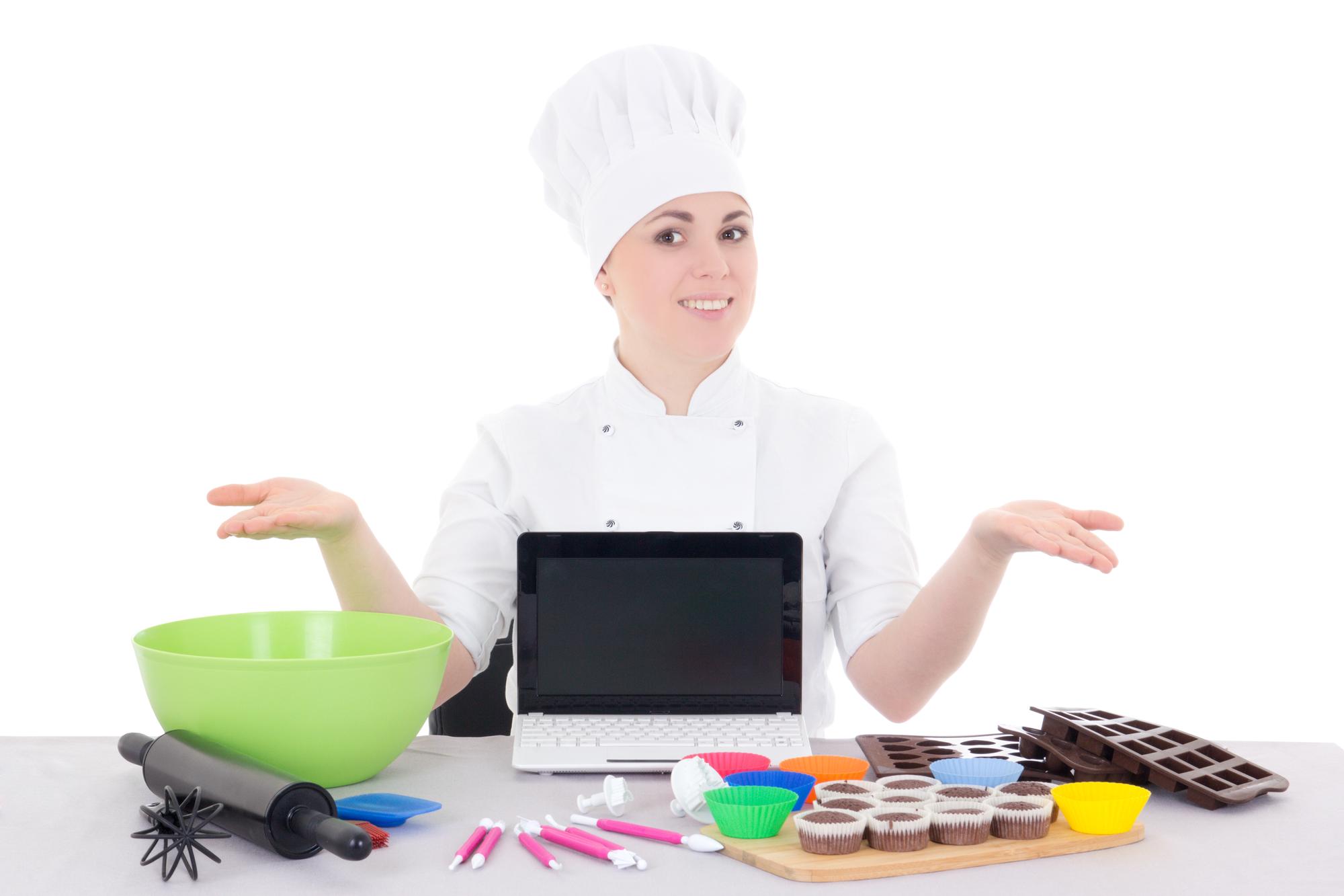 Chef enseñando receta en estudio moderno